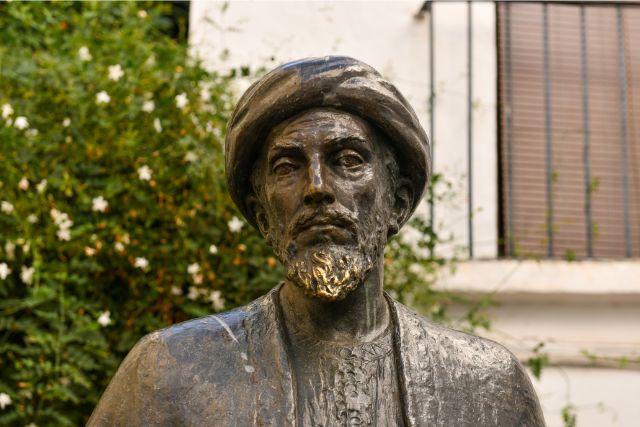 estatua de Maimonides