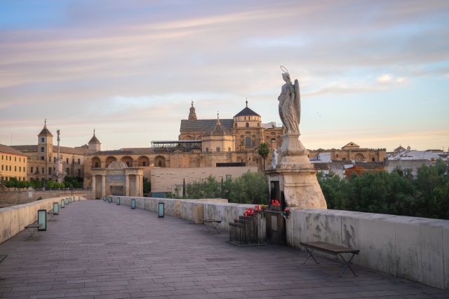 estatua de San Rafael en el puente romano