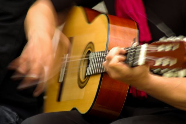 persona tocando la guitarra española