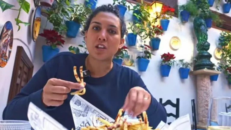 Una turista estadounidense, sin palabras por lo que le sirven en los bares de Córdoba: "Estamos comiendo historia ahora mismo" 1 Una turista estadounidense, sin palabras por lo que le sirven en los bares de Córdoba: "Estamos comiendo historia ahora mismo"