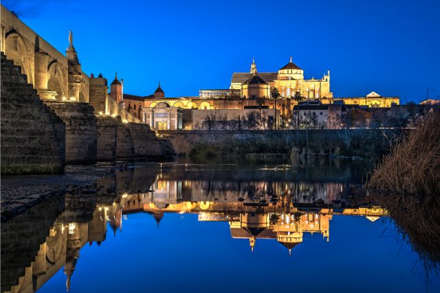 vistas del puente romano y la mezquita de noche