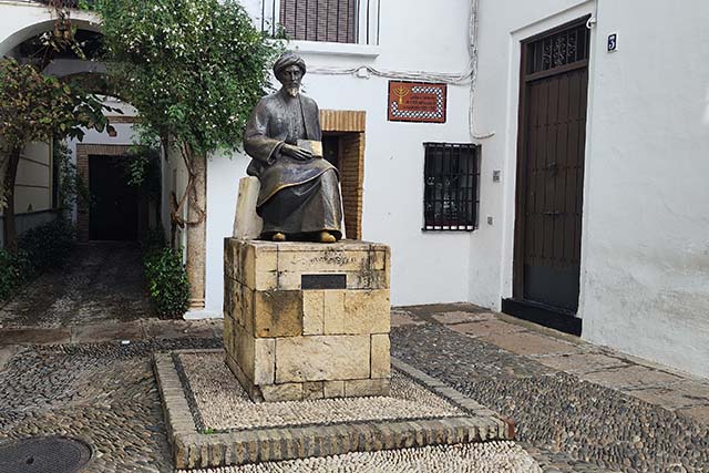 estatua de Maimónides en Córdoba
