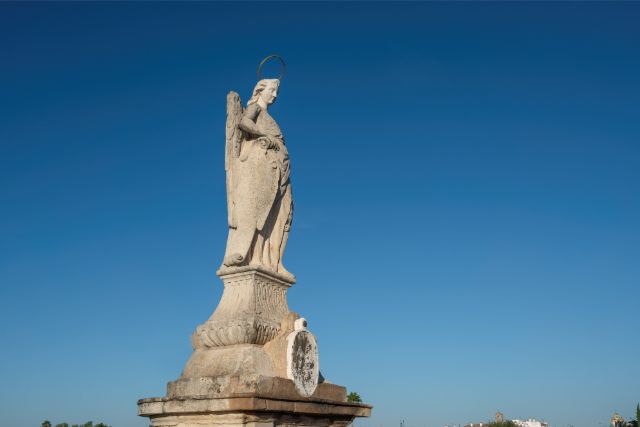 Estatua de san Rafael en Córdoba
