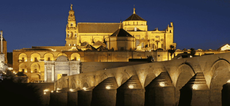Mezquita-Catedral de Córdoba iluminada de noche