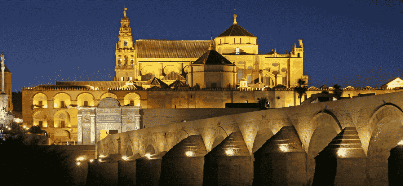 Mezquita-Catedral de Córdoba iluminada de noche